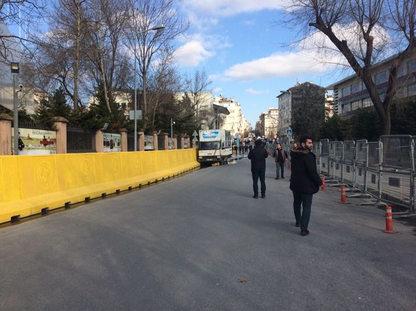 İstanbul Emniyet Müdürlüğü önünde kamyon paniği