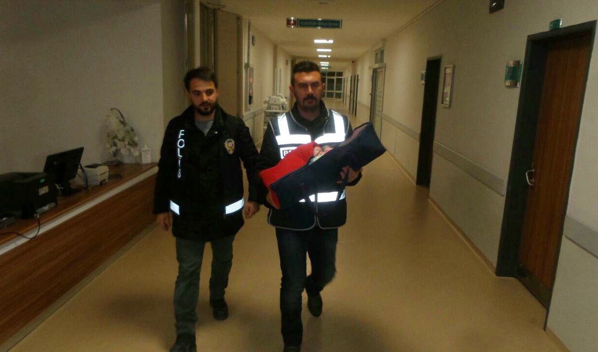 Şüpheli paket ihbarından 20 günlük bebek çıktı