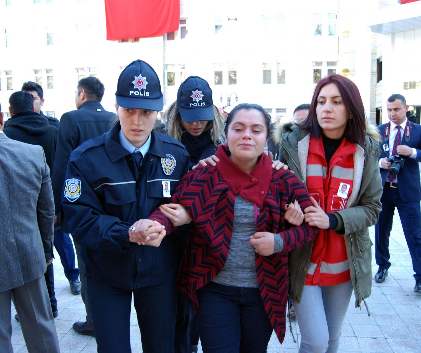 Şehit cenazede ilginç olay! Sarıldı, ağladı ama...