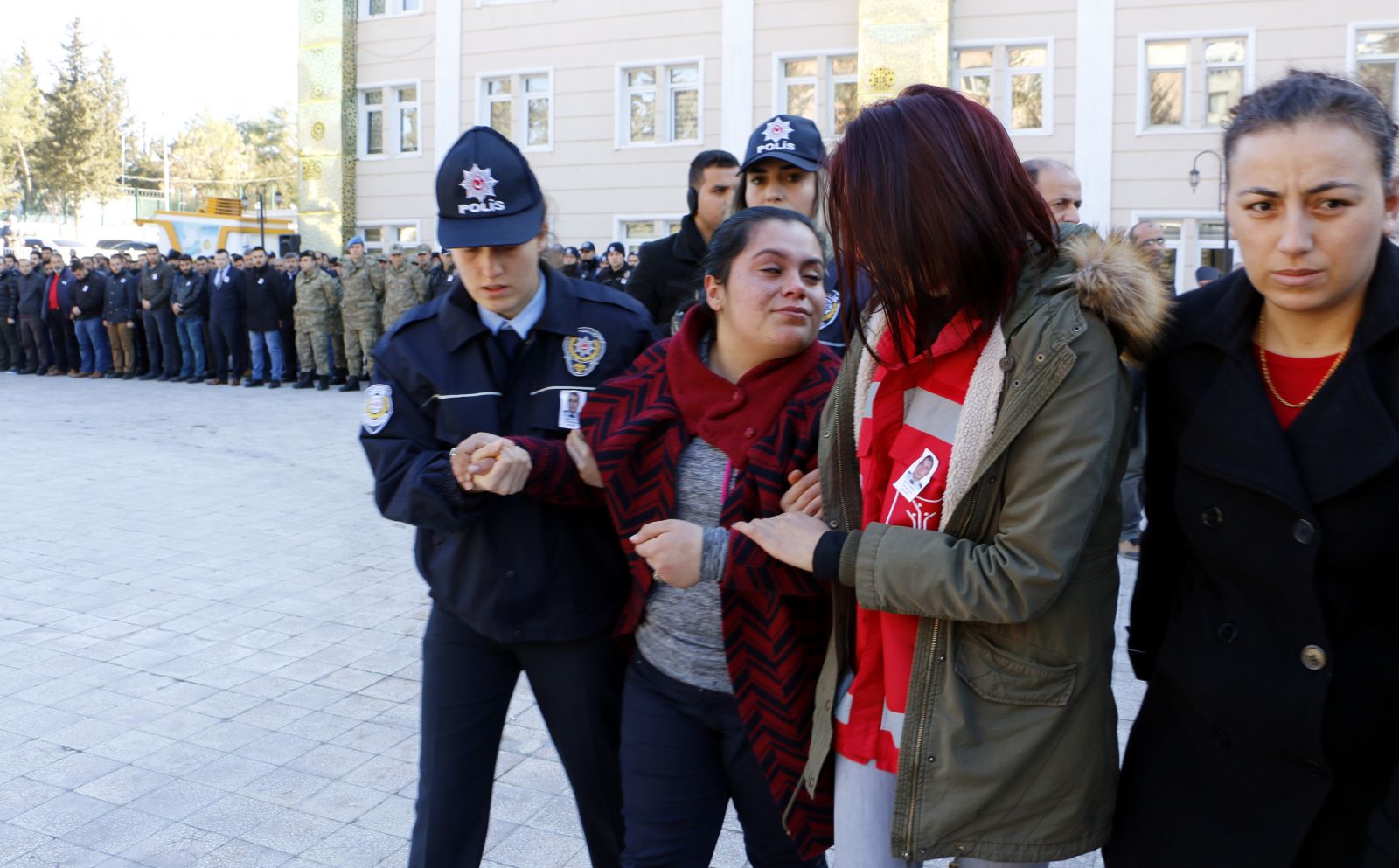 Şehit cenazesindeki esrarengiz kadın konuştu!