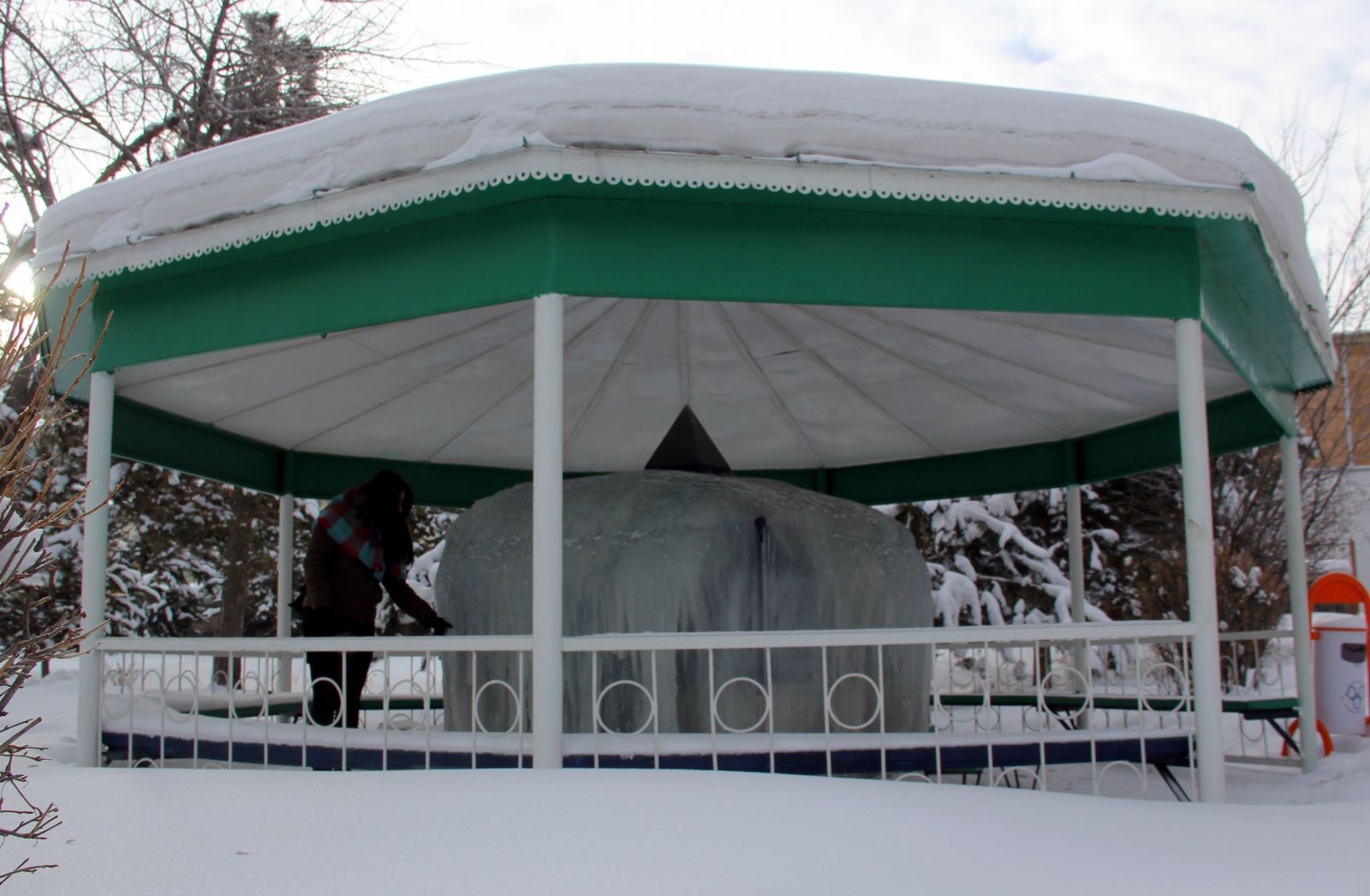 Buz tutan şadırvan şelaleye döndü