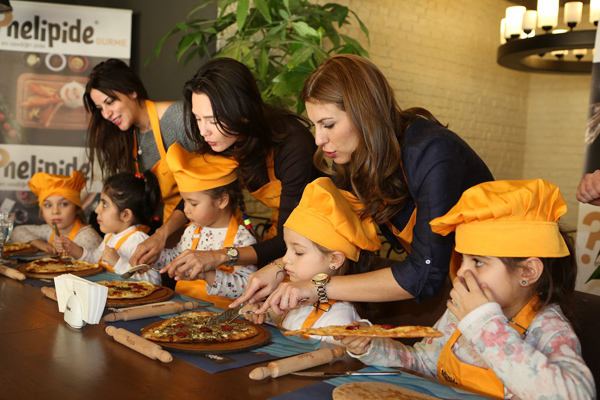 Minik şefler, ünlü anneleri için pide pişirdi