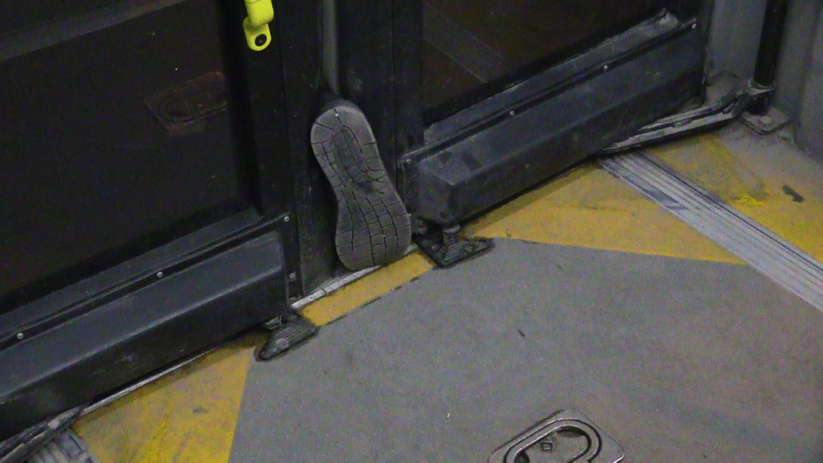 Şoföre saldırdı, kaçarken ayakkabısının tekini geride bıraktı