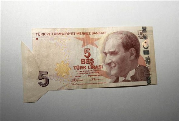 Hatalı kesilen 5 lirayı dört yıldır saklıyor