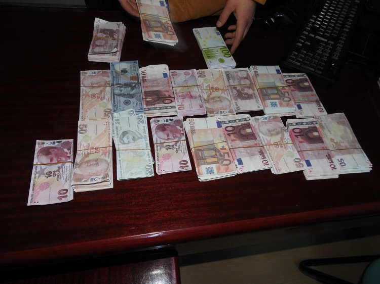 Poşet dolusu para buldu, sahibini ararken...