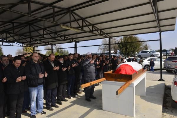 Cenazesini davul çalarak toprağa verdiler