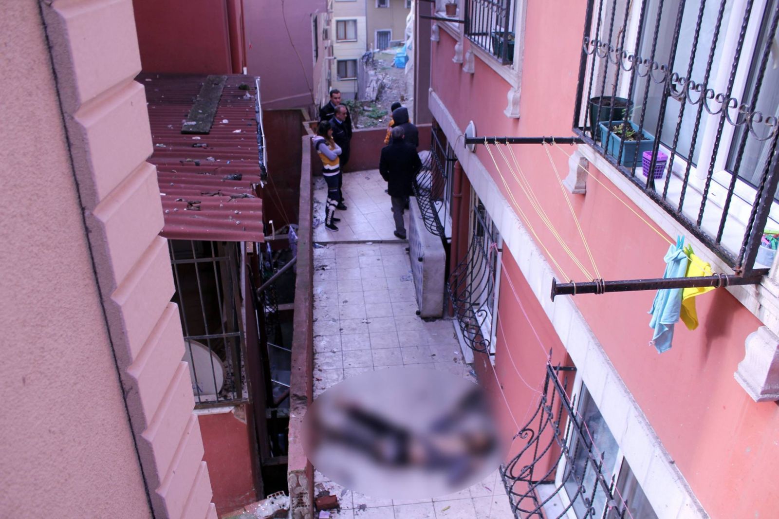 İstanbul Mecidiyeköy’de sevgilisinden ayrıldığı için bir genç intihar etti