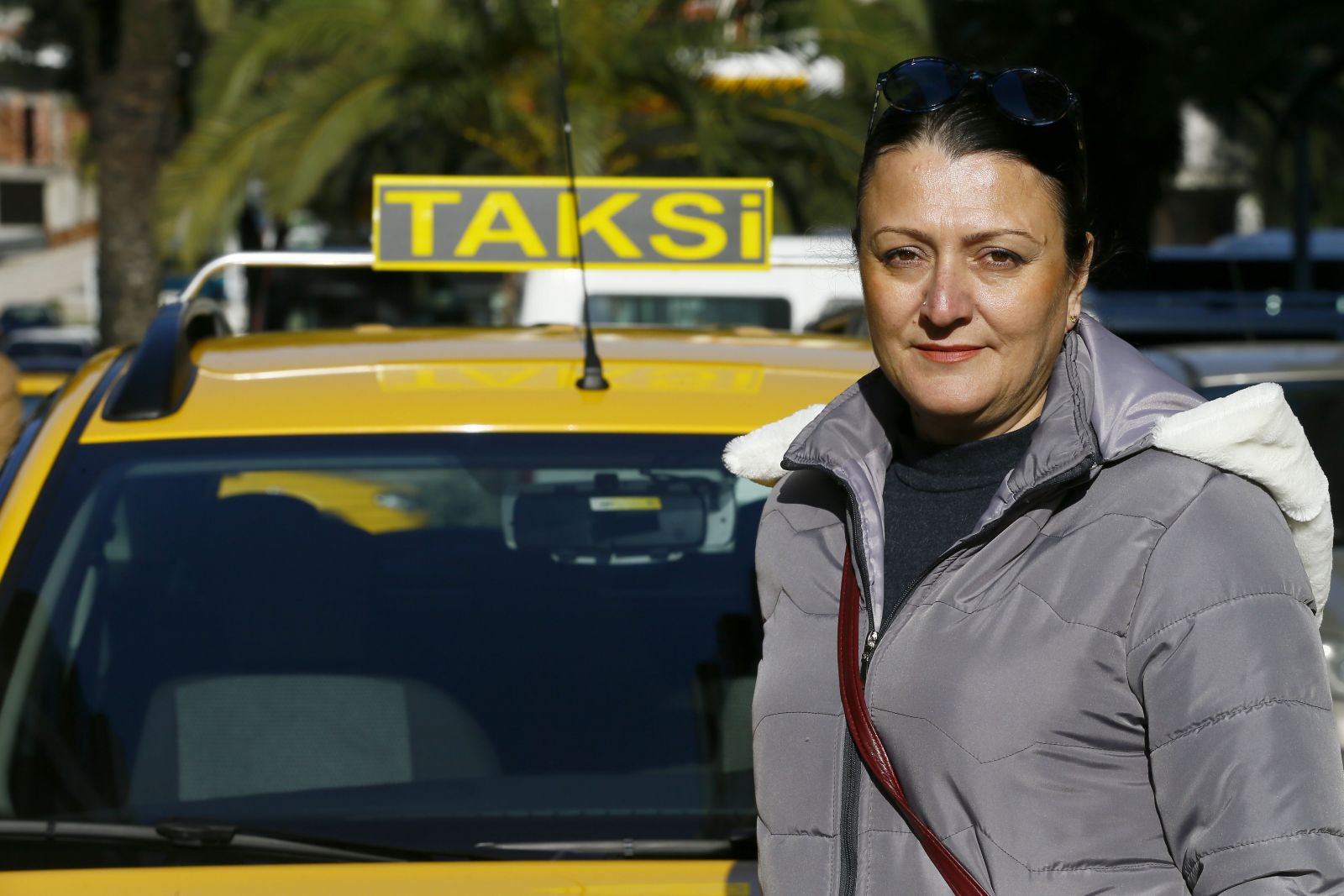 'Makyajımızı da yaparız, taksi şoförlüğü de yaparız'