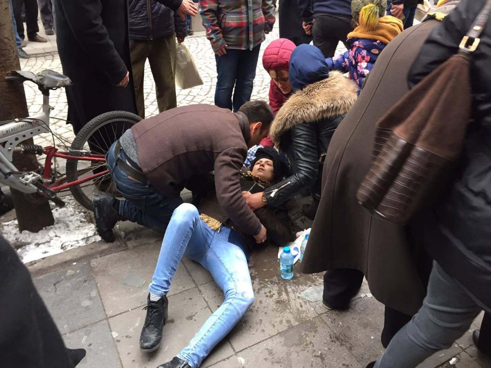 Başına pencere camı düşen Gamze, yaşam mücadelesi veriyor