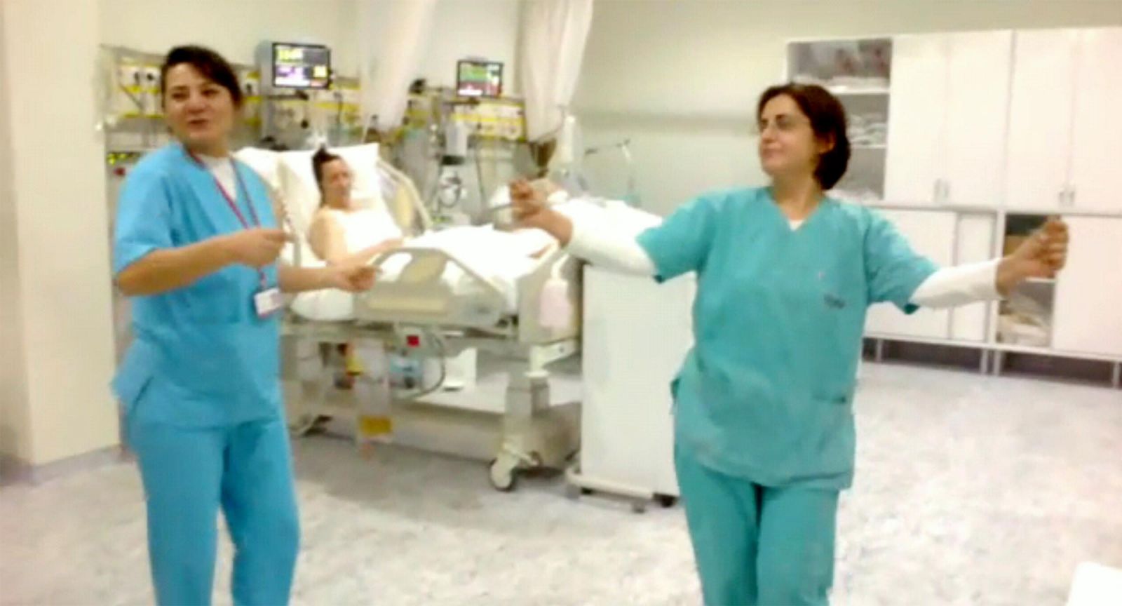 Yoğun bakımda halay çektiler!