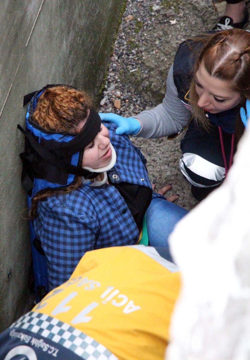 19 yaşındaki genç kız kayaya atlamak isterken 5 metre aşağıya düştü