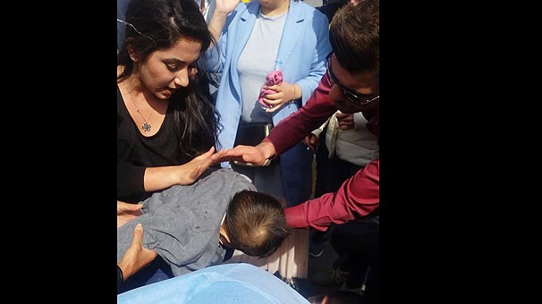Bebeğin dili boğazına kaçtı, Taksim'de ortalık karıştı