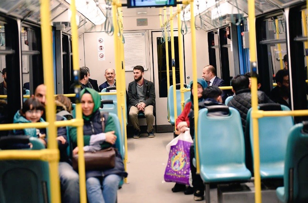 Bakan Müezzinoğlu metroda vatandaşlarla sohbet etti