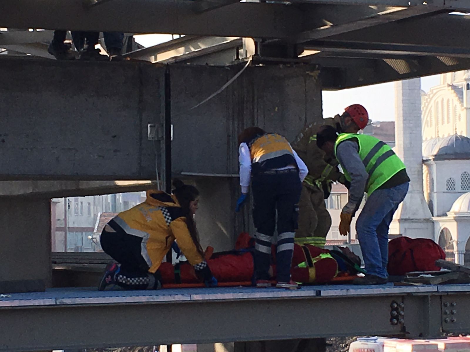 Son dakika! Okmeydanı'nda işçiler çatıdan düştü