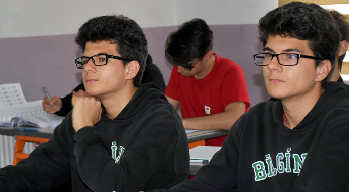 Liseli ikizleri birbirinden ayırmak güç