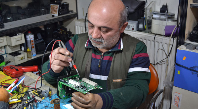 Fotoğraf makinelerini 12 yıldır tek eliyle tamir ediyor