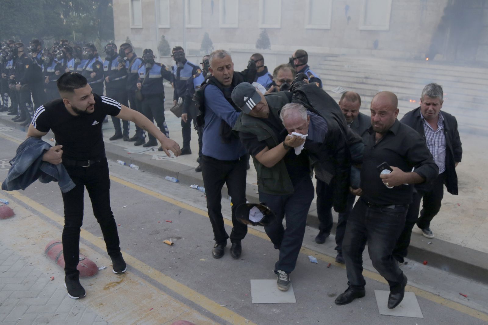 Arnavutluk’ta hükumet karşıtı protestolarda arbede: 13 polis yaralandı