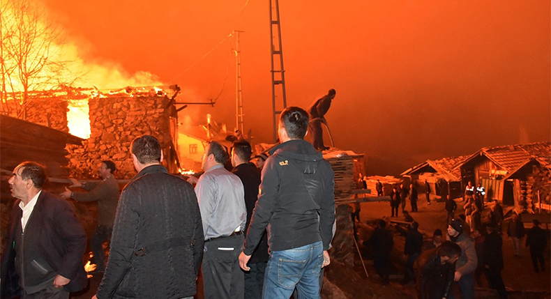 Kastamonu'da 8 ev küle döndü: 1 ölü