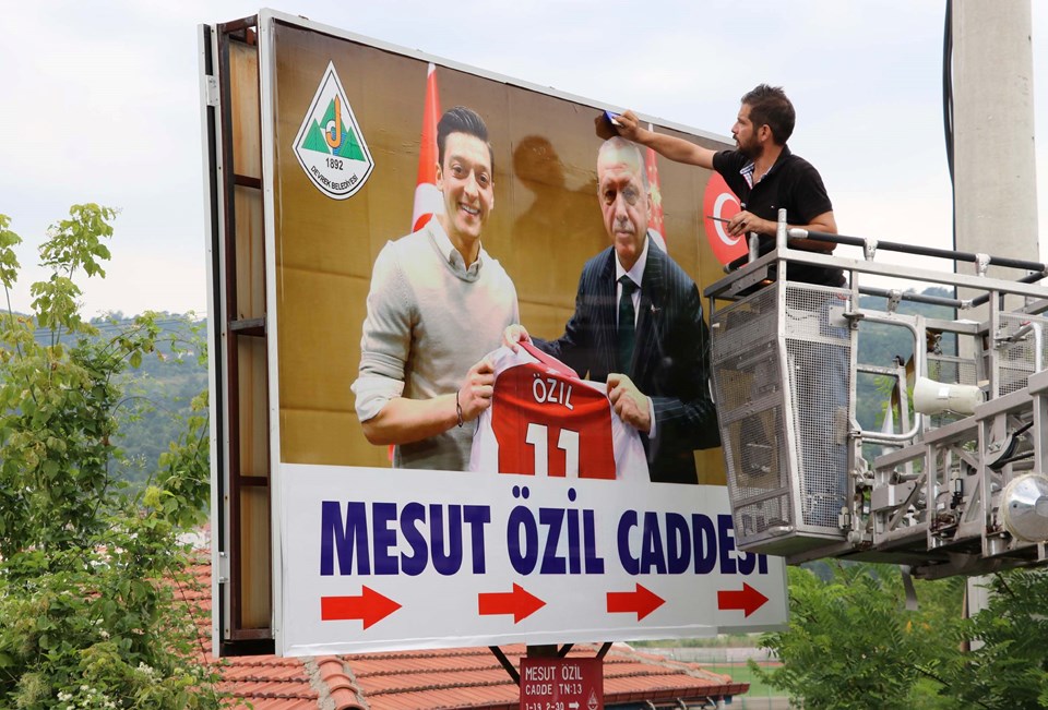 Mesut Özil Caddesi'nde tabela değişti
