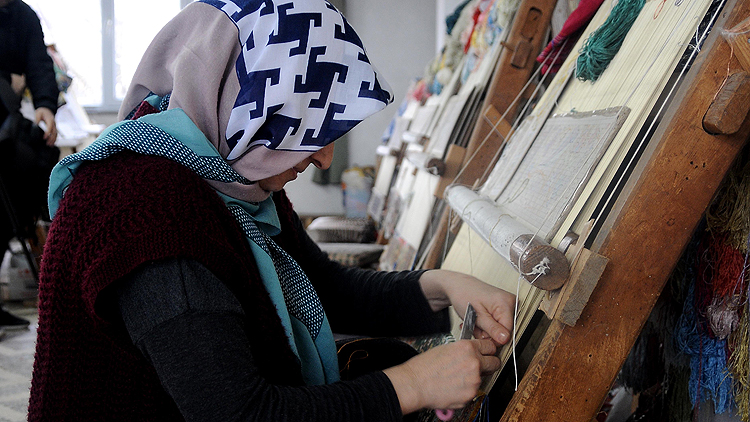 3 yılda dokuyorlar 9 bin lira kazanıyorlar