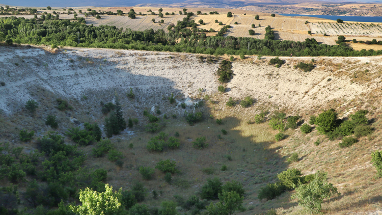 Meteor düştüğüne inanılan çukur araştırılacak Meteor düştüğüne inanılan çukur araştırılacak
