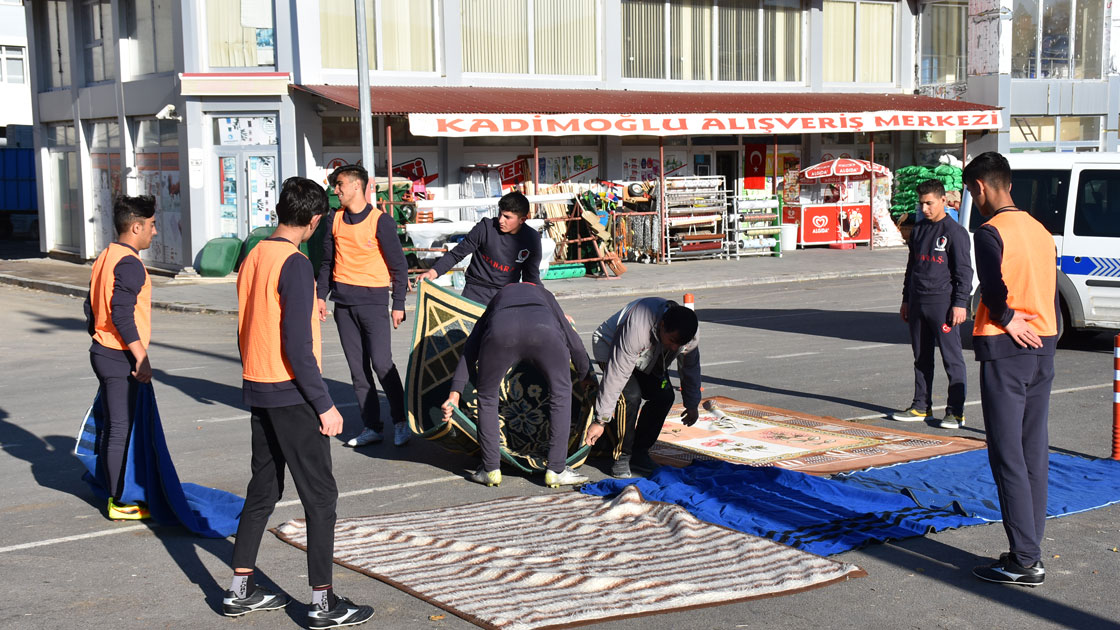 Sahası olmayan futbolcular, asfalta kilim serip antrenman yapıyor