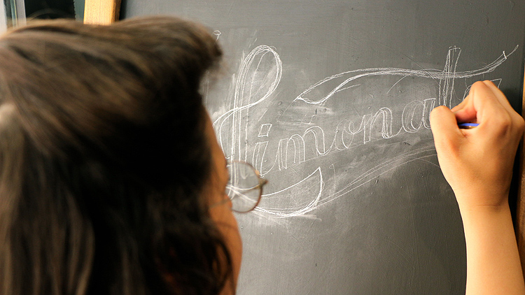 Ekmeğini 'karatahta'dan çıkarıyor