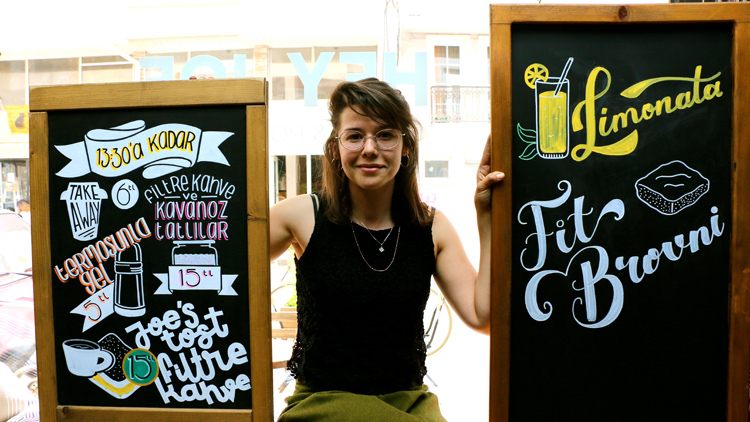 Ekmeğini 'karatahta'dan çıkarıyor