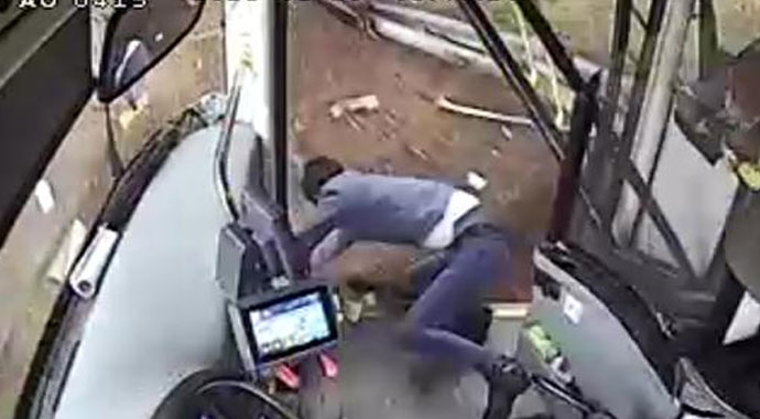 4 yolcunun yaralandığı otobüs kazası kamerada