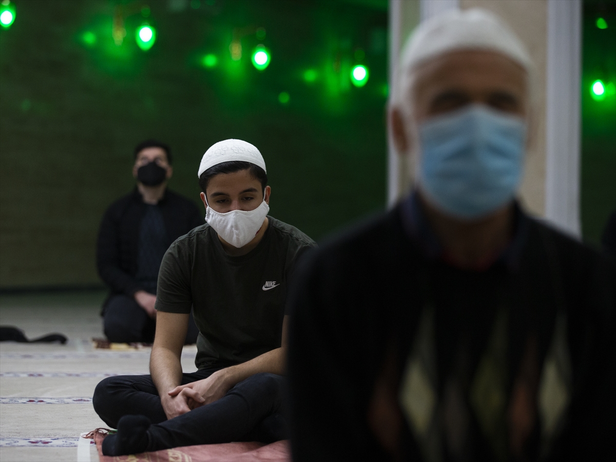 Almanya'da camiler yeniden ibadete açıldı