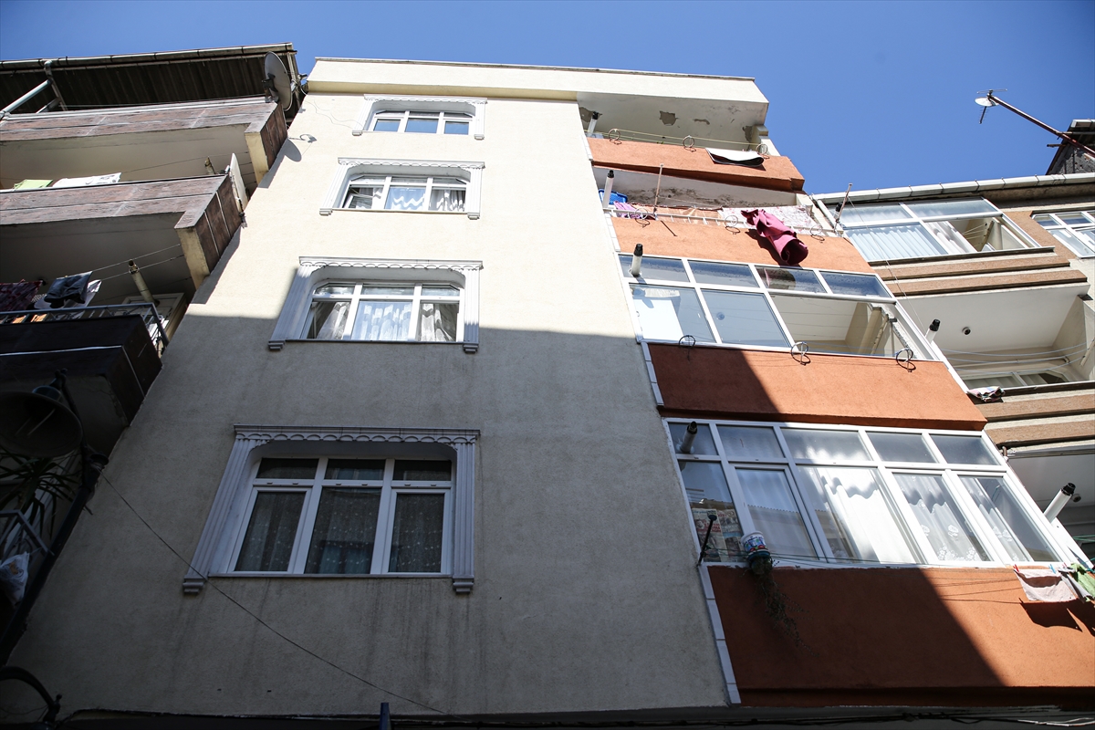 Zeytinburnu'nda duvarlarında çatlaklar oluşan bina mühürlendi
