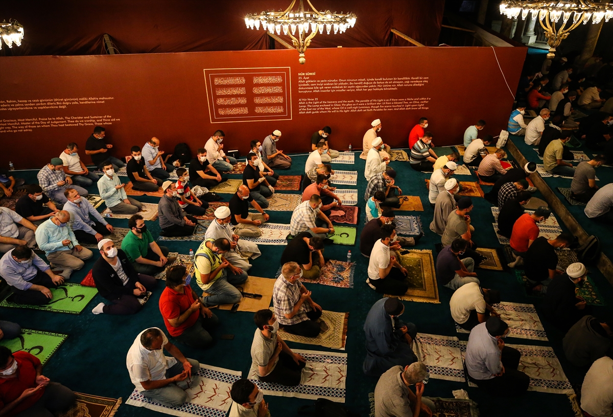 Ayasofya-i Kebir Cami-i Şerifi'nde ikinci sabah namazı da büyük coşkuyla eda edildi