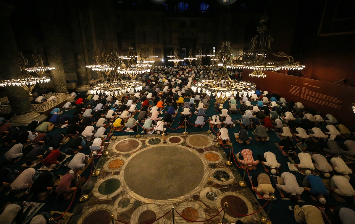 Ayasofya-i Kebir Cami-i Şerifi'nde ikinci sabah namazı da büyük coşkuyla eda edildi