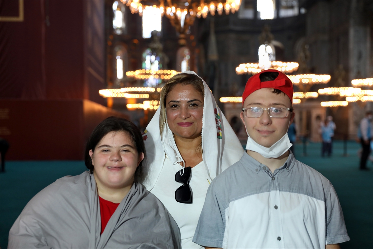 Ayasofya-i Kebir Cami-i Şerifi'nde ziyaretçi yoğunluğu sürüyor