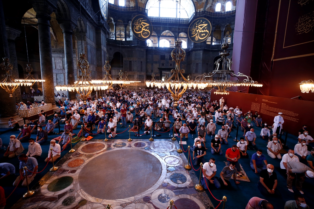 Ayasofya-i Kebir Cami-i Şerifi'nde ziyaretçi yoğunluğu sürüyor
