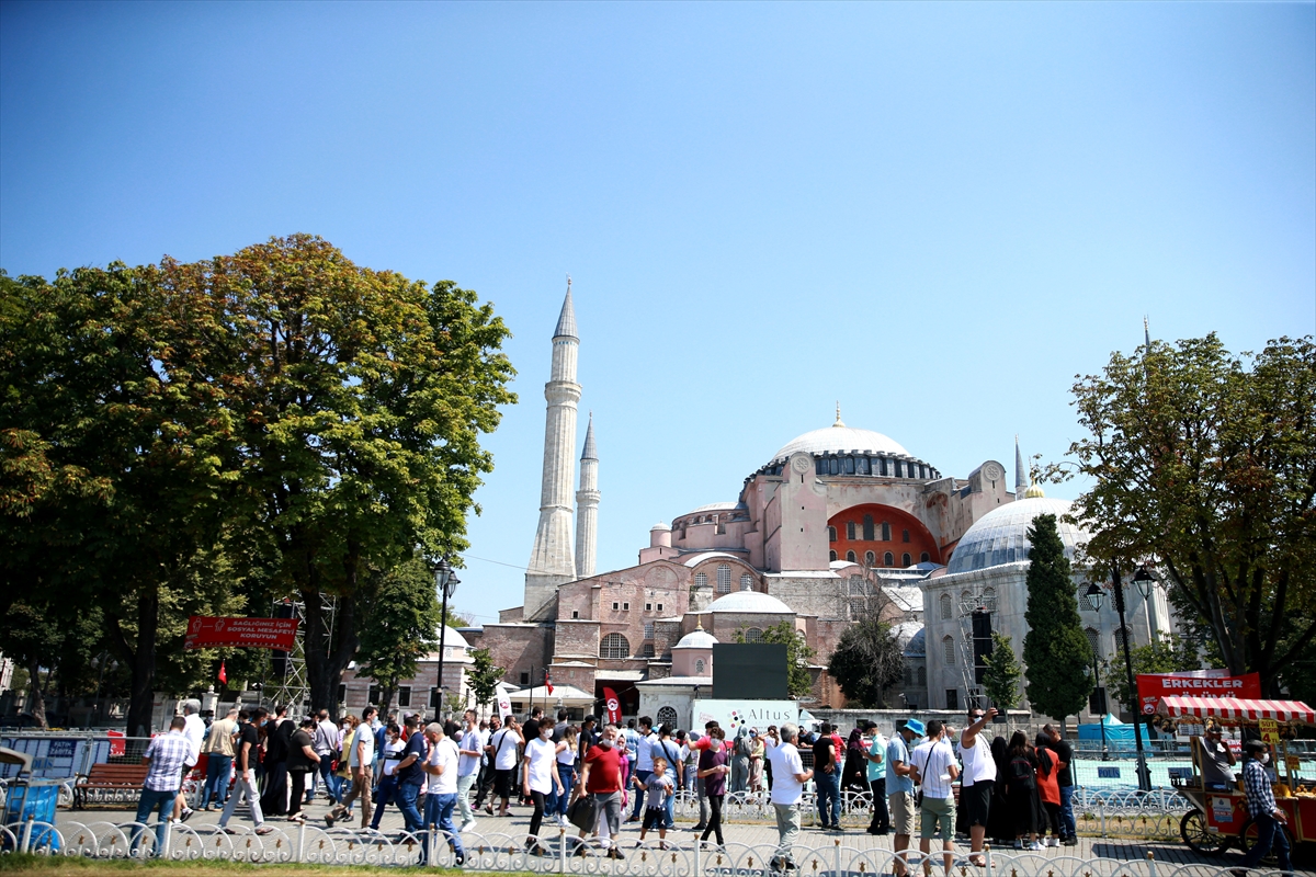 Ayasofya-i Kebir Cami-i Şerifi'nde bayramın ikinci günü ziyaretçi yoğunluğu yaşanıyor