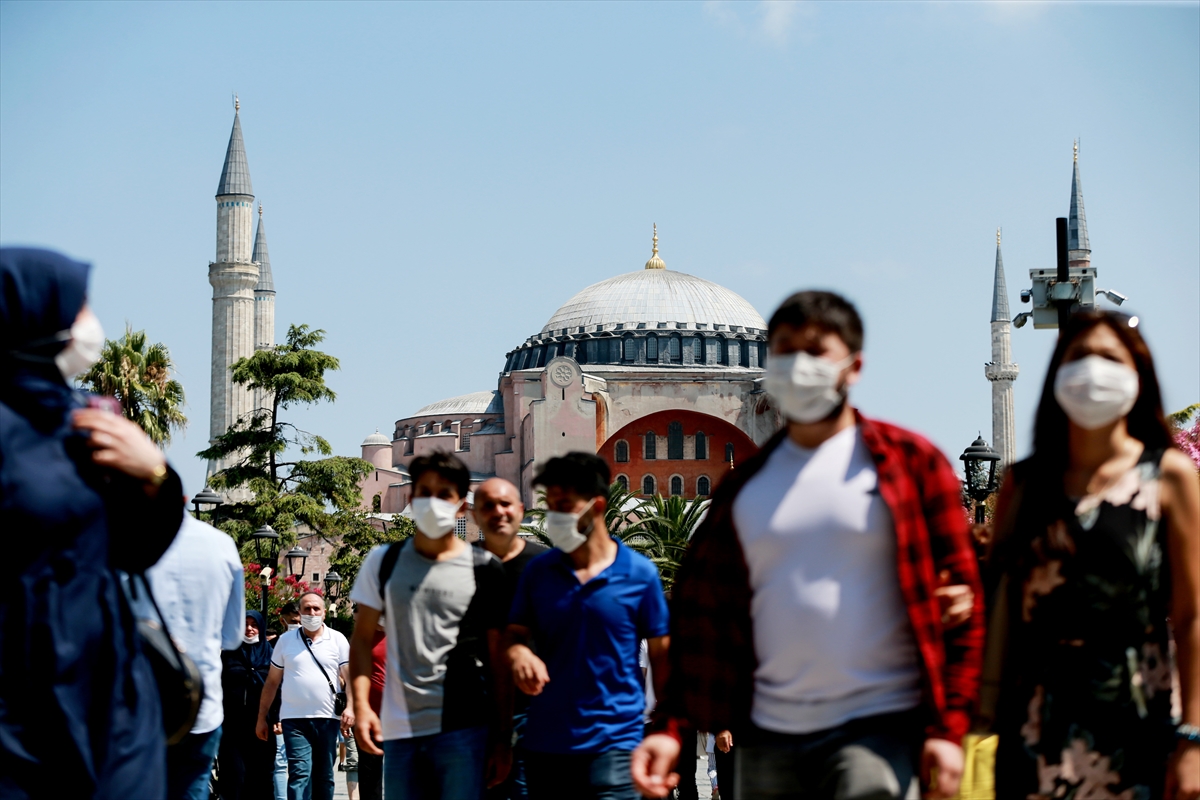 Ayasofya-i Kebir Cami-i Şerifi'nde bayramın ikinci günü ziyaretçi yoğunluğu yaşanıyor