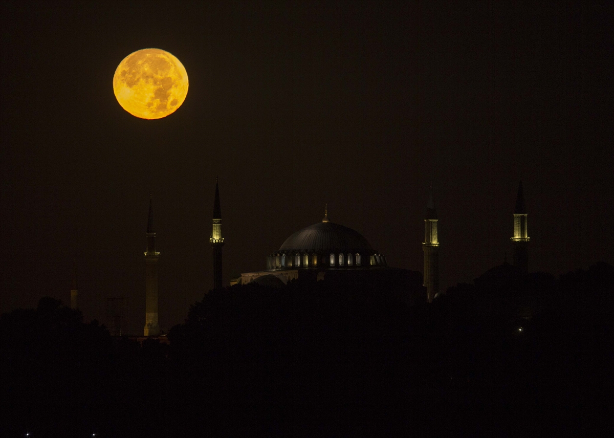 Ayasofya'da dolunay manzarası