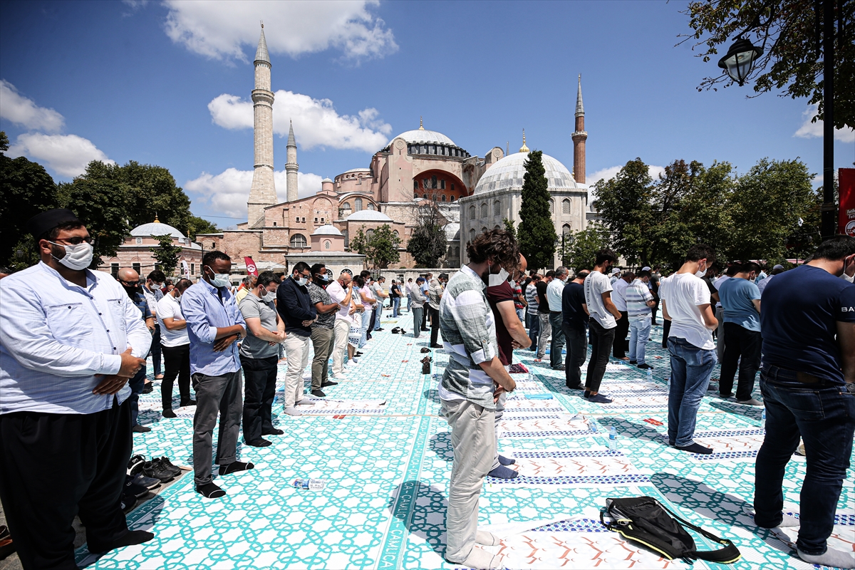 Ayasofya-i Kebir Cami-i Şerifi'ne yoğun ilgi devam ediyor