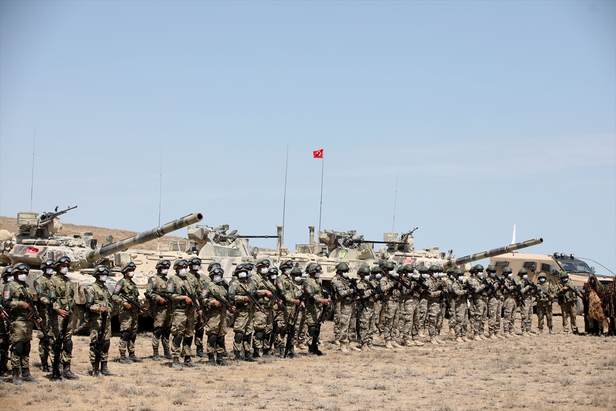 Bakan Akar, Türkiye-Azerbaycan ortak tatbikatını izledi Bakan Akar, Türkiye-Azerbaycan ortak tatbikatını izledi