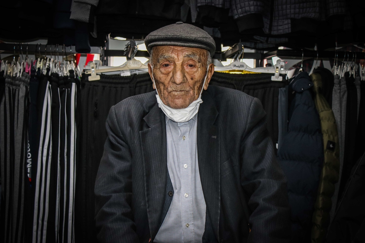 Kütahya'da kolon kanserini atlatan 105 yaşındaki Nuri dede, Covid-19'u da yendi