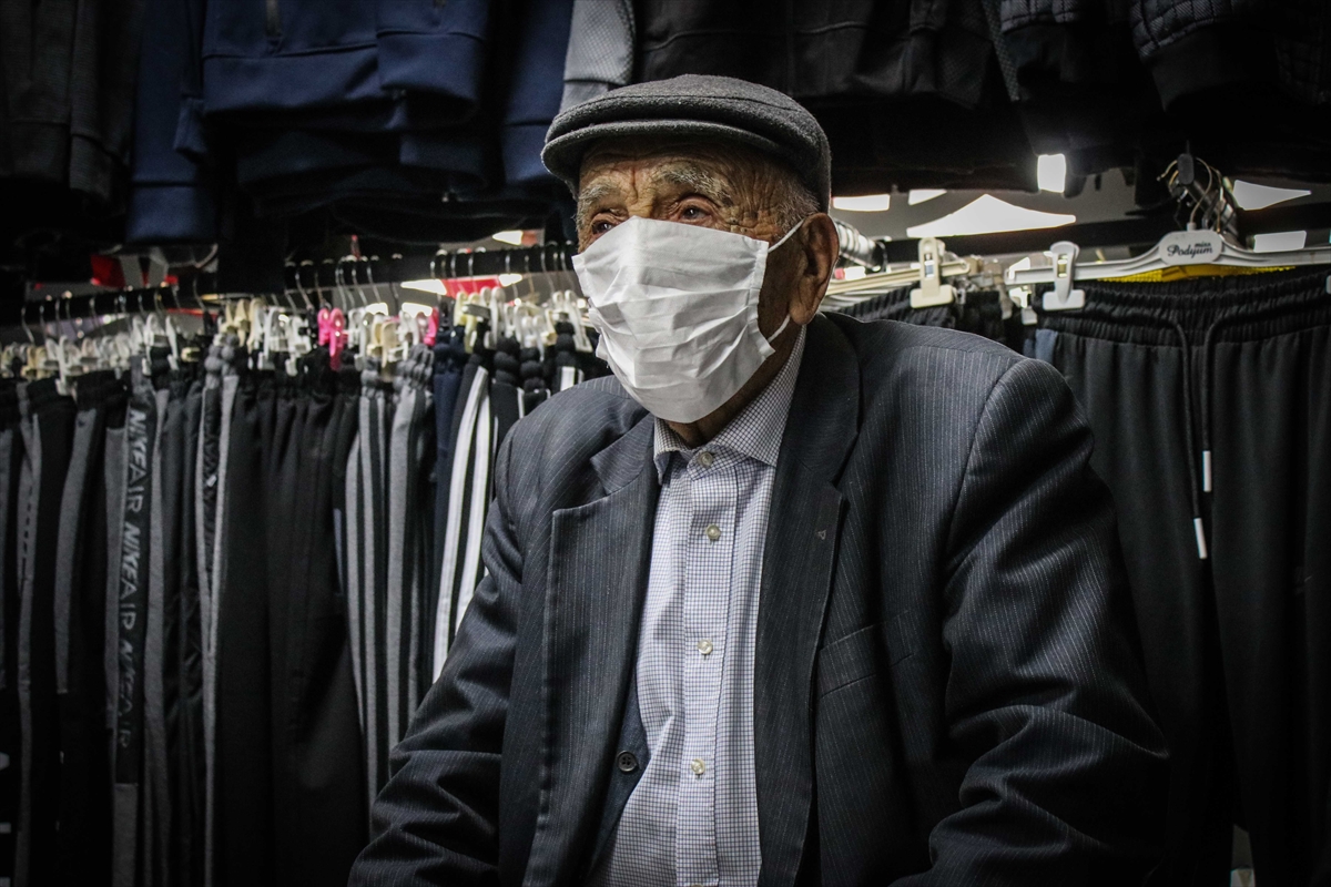 Kütahya'da kolon kanserini atlatan 105 yaşındaki Nuri dede, Covid-19'u da yendi