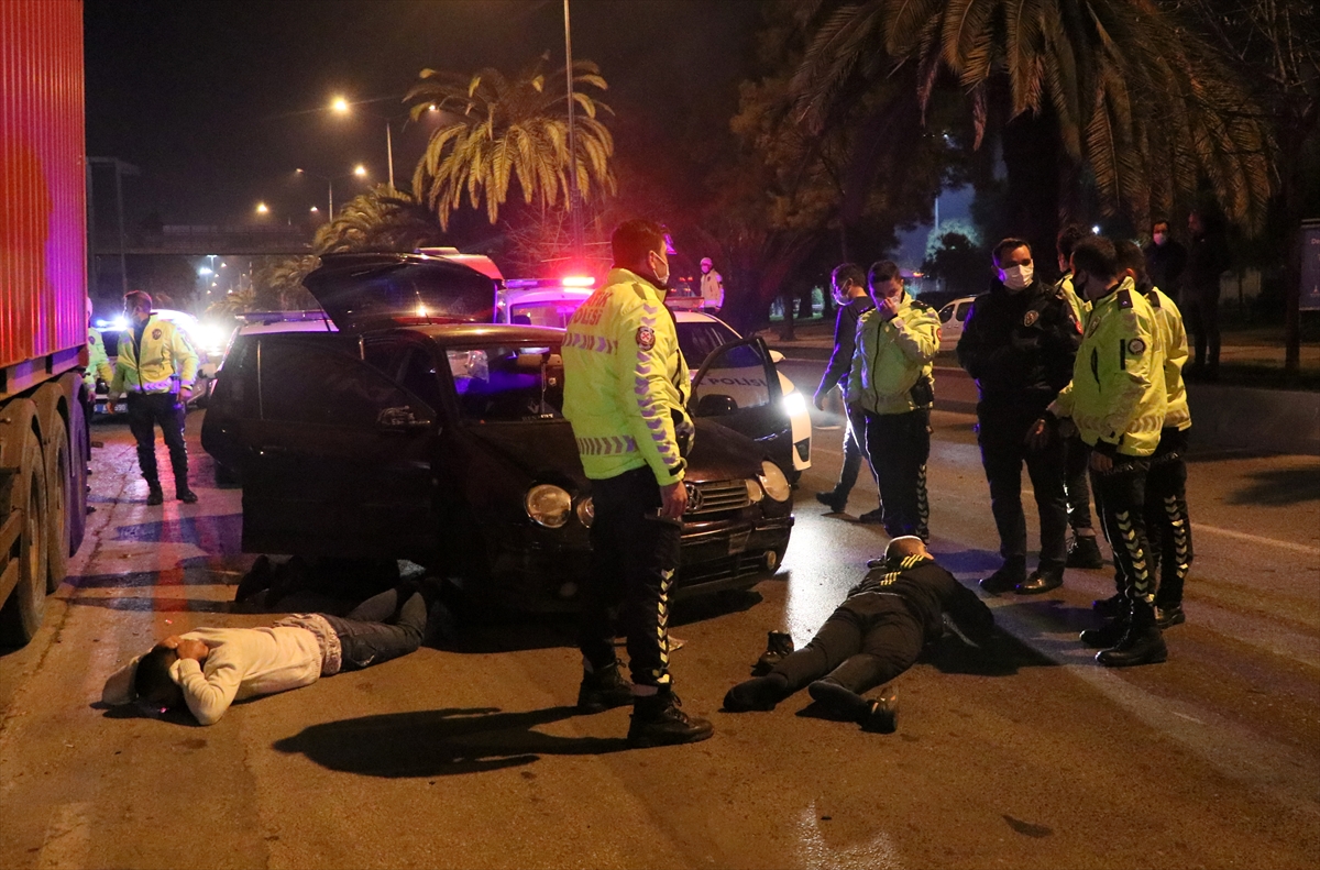 Polislerden kaçan ehliyetsiz sürücü, refüje çarpınca yakalandı