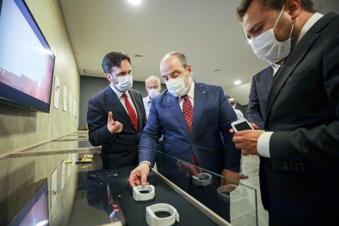 Bakan Varank: Milli elektronik kelepçe eylülde Adalet Bakanlığına teslim edilecek