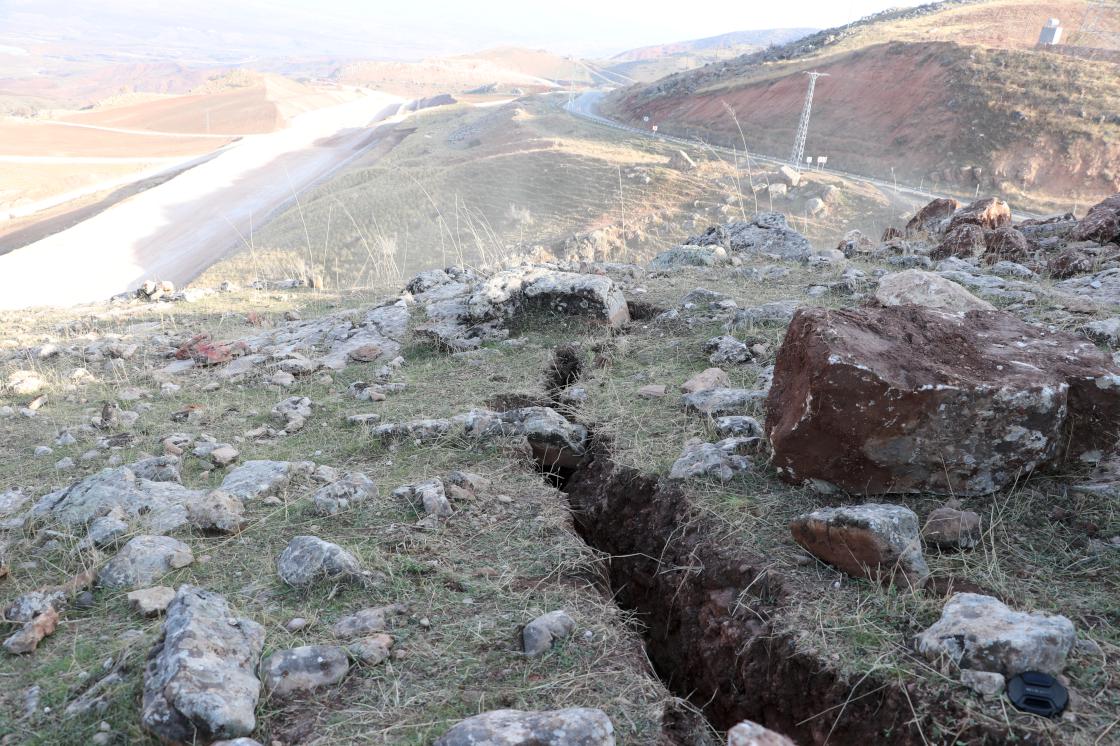 Siirt depreminin ardından fay hattının geçtiği bölgede derin yarıklar oluştu