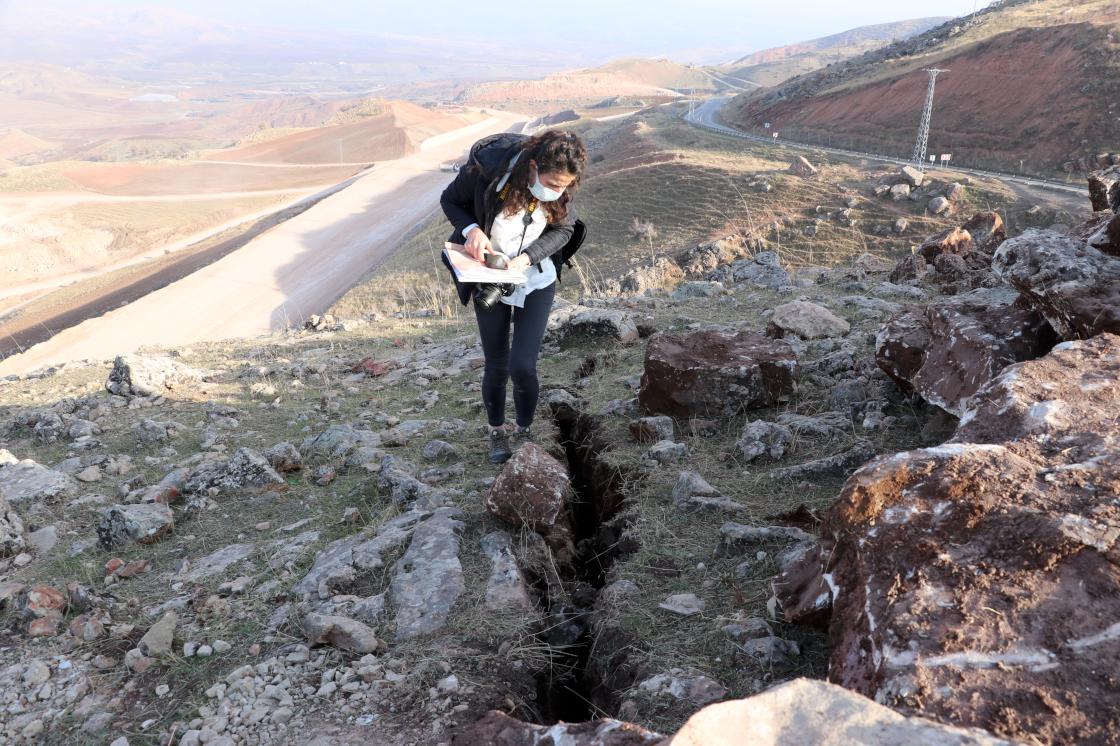 Siirt depreminin ardından fay hattının geçtiği bölgede derin yarıklar oluştu