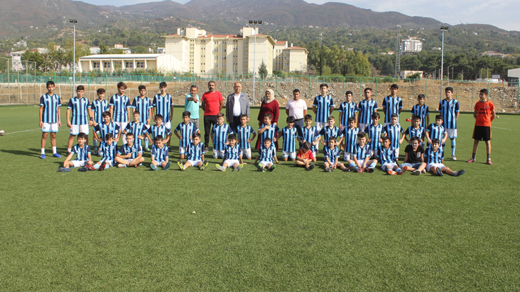 Oğlunun futbol aşkı için kulüp kurdu Oğlunun futbol aşkı için kulüp kurdu