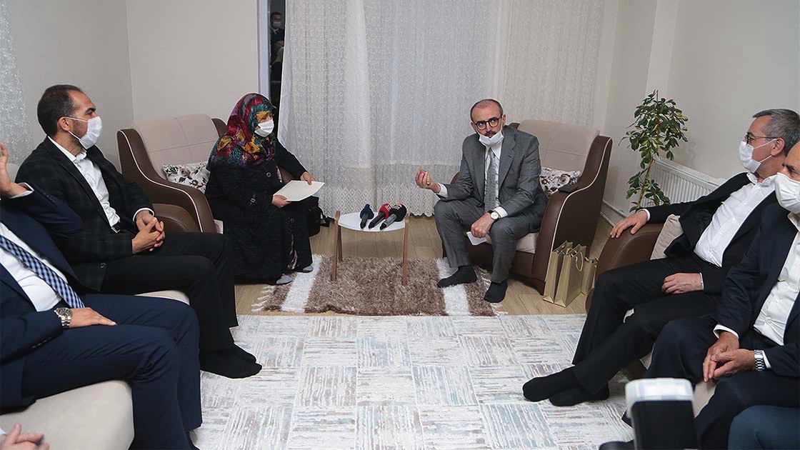 Cumhurbaşkanı Erdoğan, yüzüğünü Milli Dayanışma Kampanyası'na bağışlayan kadına aynı yüzüğü hediye etti