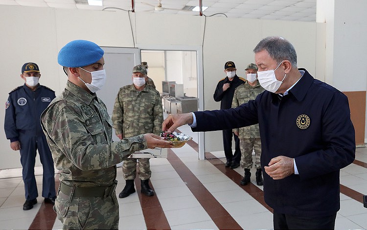 Milli Savunma Bakanı Akar ve TSK'nın komuta kademesinden sınır hattında bayram Milli Savunma Bakanı Akar ve TSK'nın komuta kademesinden sınır hattında bayram
