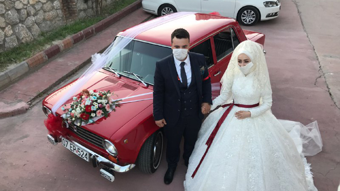 Gelin arabası yaptığı klasik otomobilini yıpranmasın diye çekiciye yükleyerek kız almaya gitti